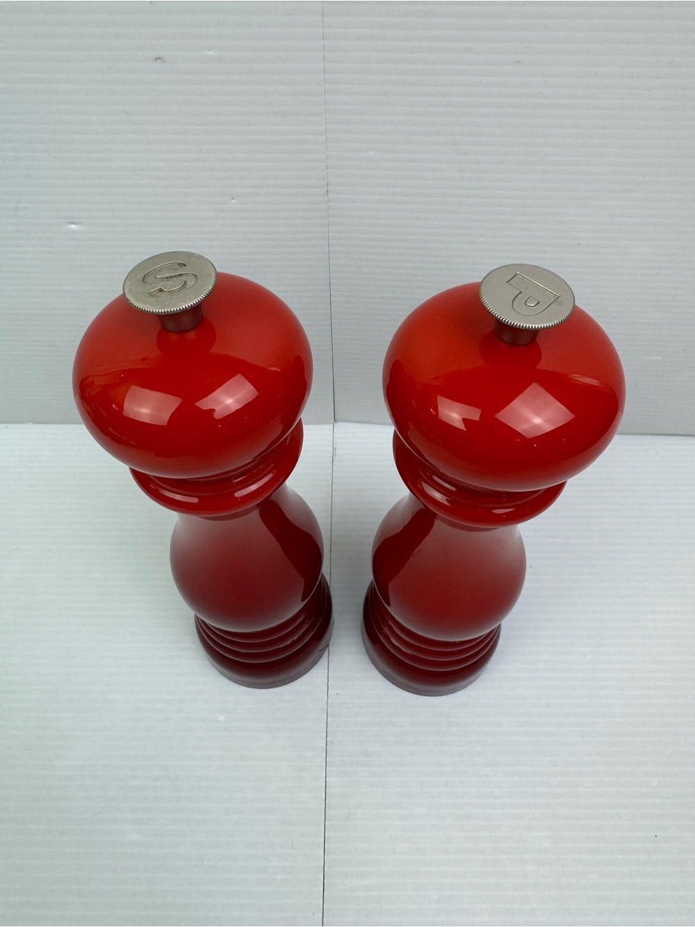 Le Creuset Salt and Pepper Mill Set of 2 Cerise Red 8" Classic Grinder - Picture 3 of 10
